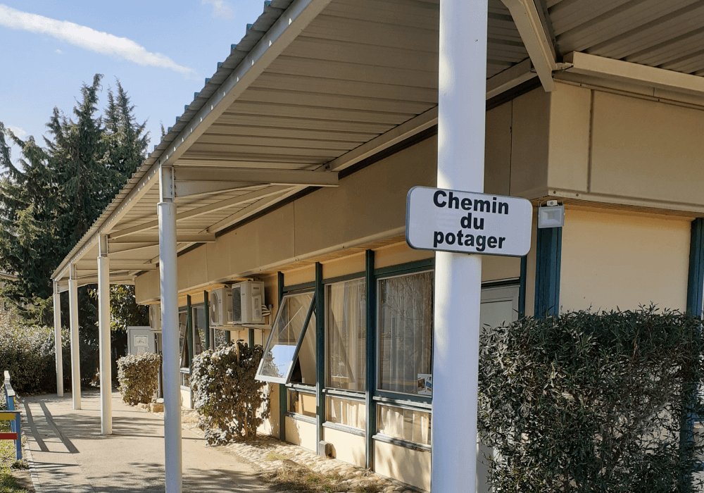 Le chemin du potager, sous le préau de l’école